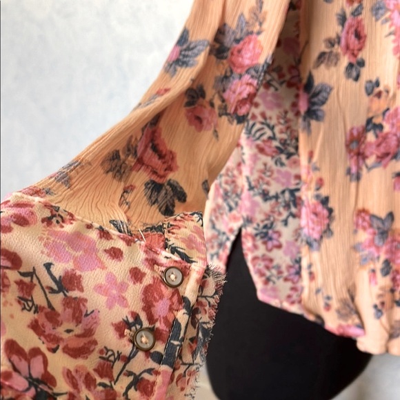 Floral Button-Up Blouse - Picture 2 of 6